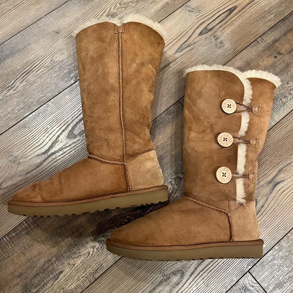 Great Condition Ugg Bailey Triple Button Tall Boo… - image 4